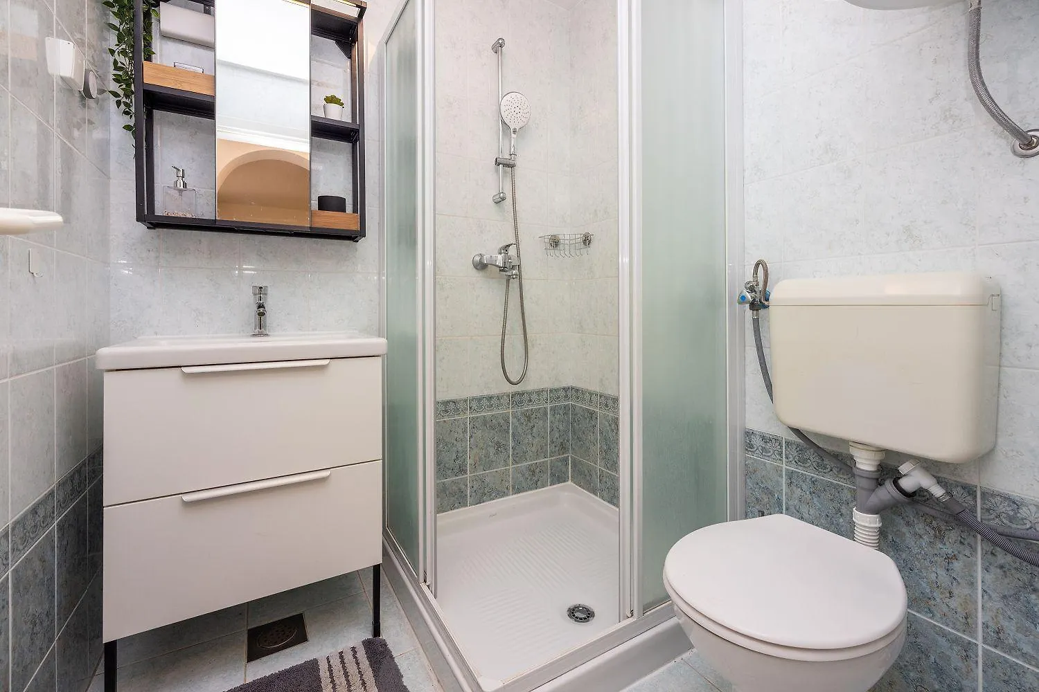 Malerisches Apartment Nur 50 Meter Zum Strand Mit Privatem Balkon, Wifi, Privatparkplatz Selce 0*,  Croatia
