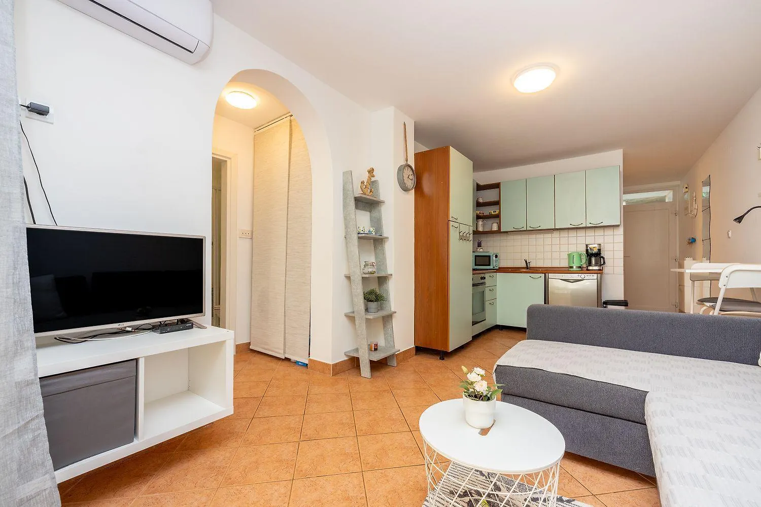 Malerisches Apartment Nur 50 Meter Zum Strand Mit Privatem Balkon, Wifi, Privatparkplatz Selce